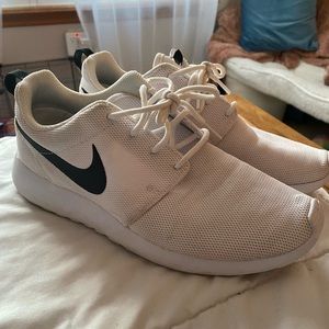 Nike Tennis Shoes Size 9